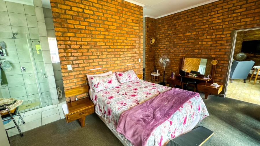 4 Bedroom Property for Sale in Fraaiuitsig Western Cape